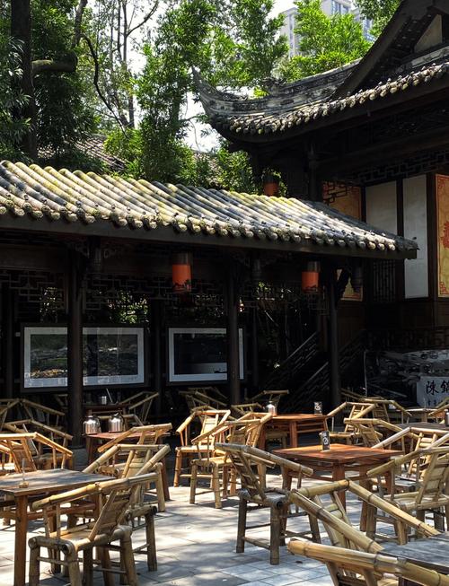 成都为何是休闲之城？从茶馆文化与美食体验来探讨